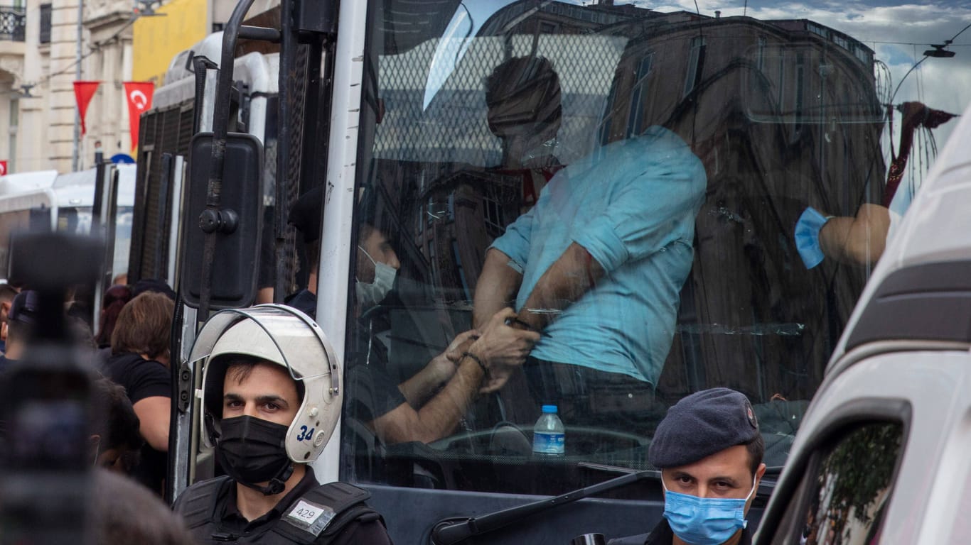 Istanbul (Archivbild): Polizisten führen HDP-Demonstranten ab.
