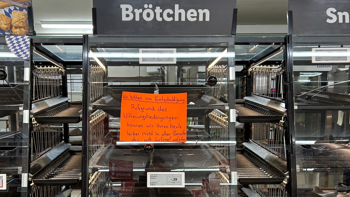 Leere Regale in einer Lidl-Filiale in München-Sendling: Aufgrund des vielen Schnees am Wochenende kam es bei Supermärkten zu Lieferengpässen.