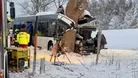 Schwerer Unfall im Erzgebirge: Ein Schulbus ist gegen einen Baum geprallt – ein Schüler kam bei dem Unglück ums Leben.