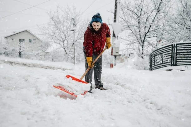 Schnee räumen: Schieben statt Schippen ist der rückenschonende Weg.