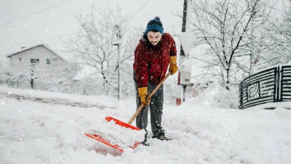 Schnee räumen: Schieben statt Schippen ist der rückenschonende Weg.