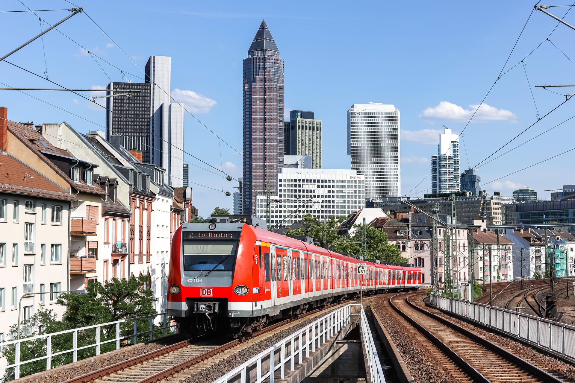 Eine S-Bahn fährt am Bahnhof Frankfurt West ein (Archivbild).