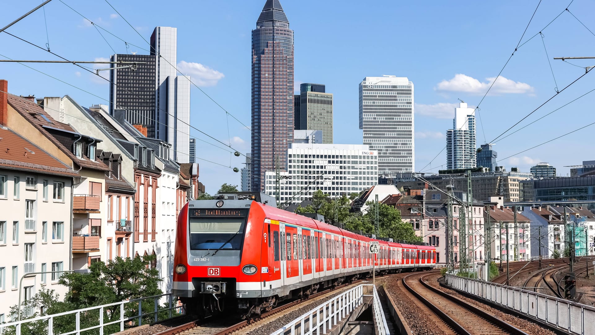 Eine S-Bahn fährt am Bahnhof Frankfurt West ein (Archivbild).