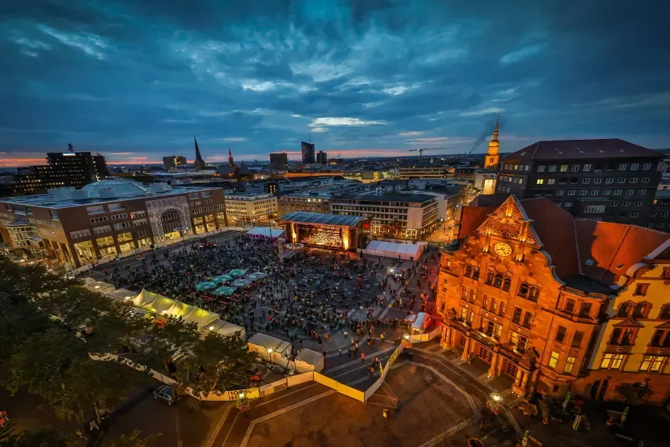Party auf dem Friedensplatz (Archivbild): Die Feier zum Jahreswechsel feiert in Dortmund Premiere.