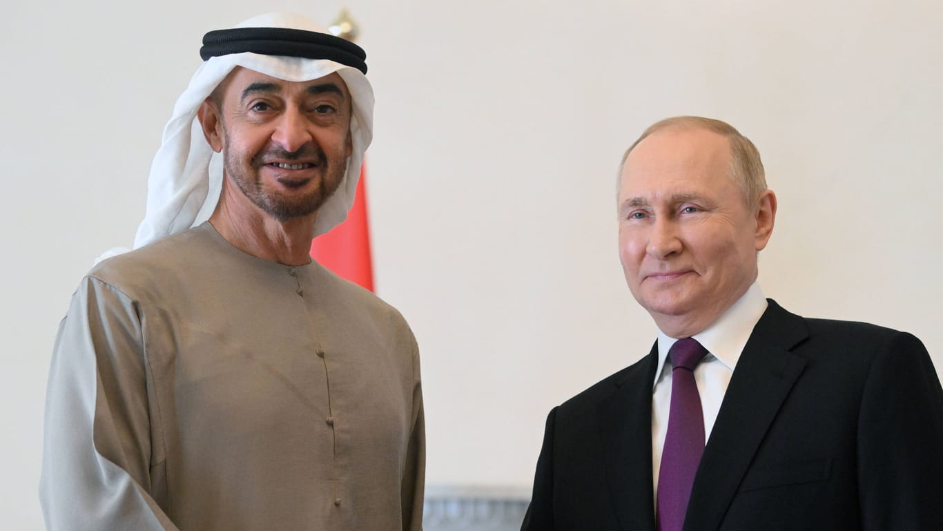 Putin mit dem Präsidenten der Vereinigten Arabischen Emirate Mohamed bin Zayed Al Nahyan bei einem früheren Besuch (Archivbild): Der Kremlchef versucht Stimmung gegen Israel zu machen.