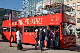 Ein Doppeldeckerbus von MAN bei einer Stadtrundfahrt in Hamburg (Archivbild): In Nürnberg sind die alten Fahrzeuge umstritten.