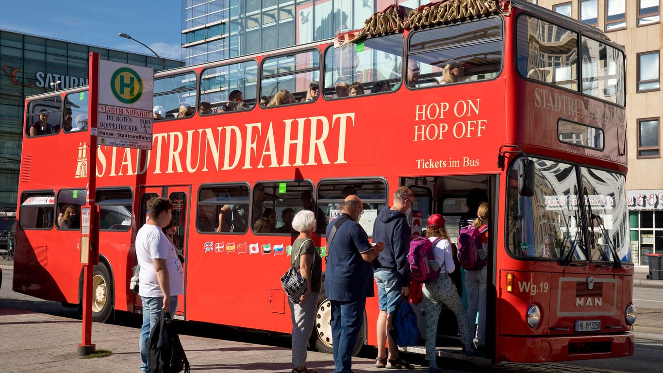 Ein Doppeldeckerbus von MAN bei einer Stadtrundfahrt in Hamburg (Archivbild): In Nürnberg sind die alten Fahrzeuge umstritten.