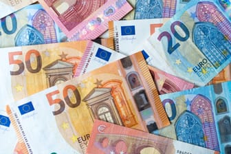 Banknoten von 10, 20 und 50 Euro (Symbolbild): 2024 haben mehr Menschen Anspruch auf die Arbeitnehmersparzulage.