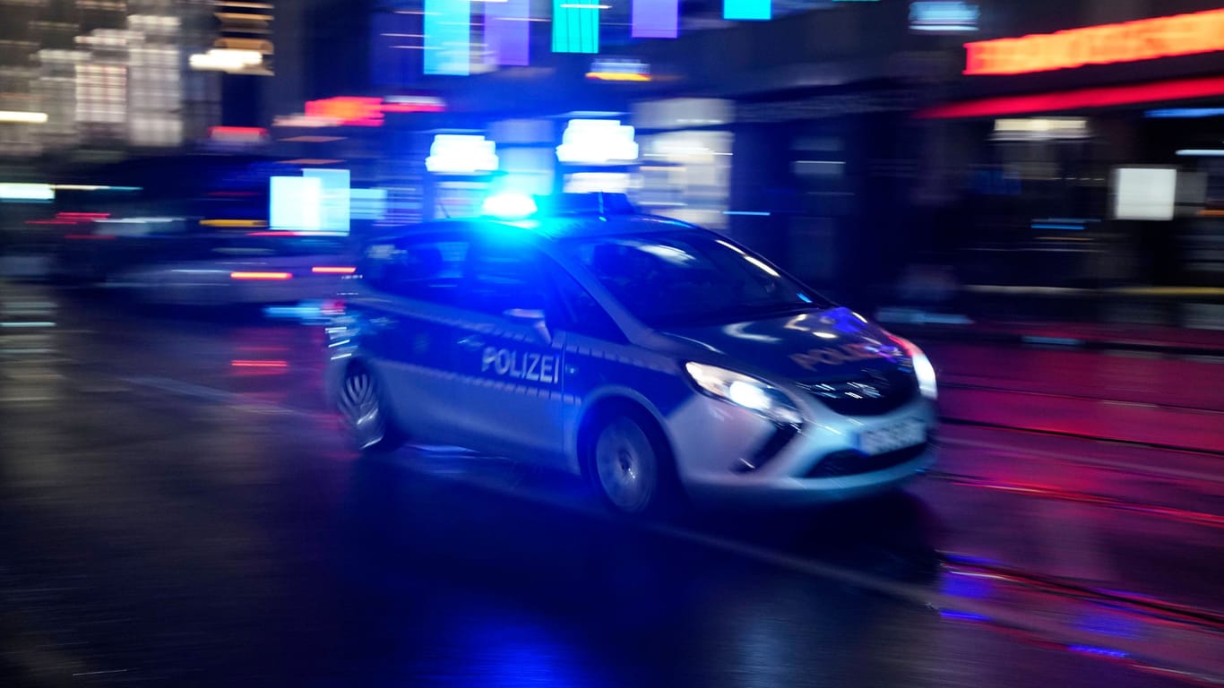 Streifenwagen der Polizei (Archivbild): In Berlin-Charlottenburg ist ein Mann niedergeschossen worden.