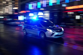 Streifenwagen der Polizei (Archivbild): In Berlin-Charlottenburg ist ein Mann niedergeschossen worden.