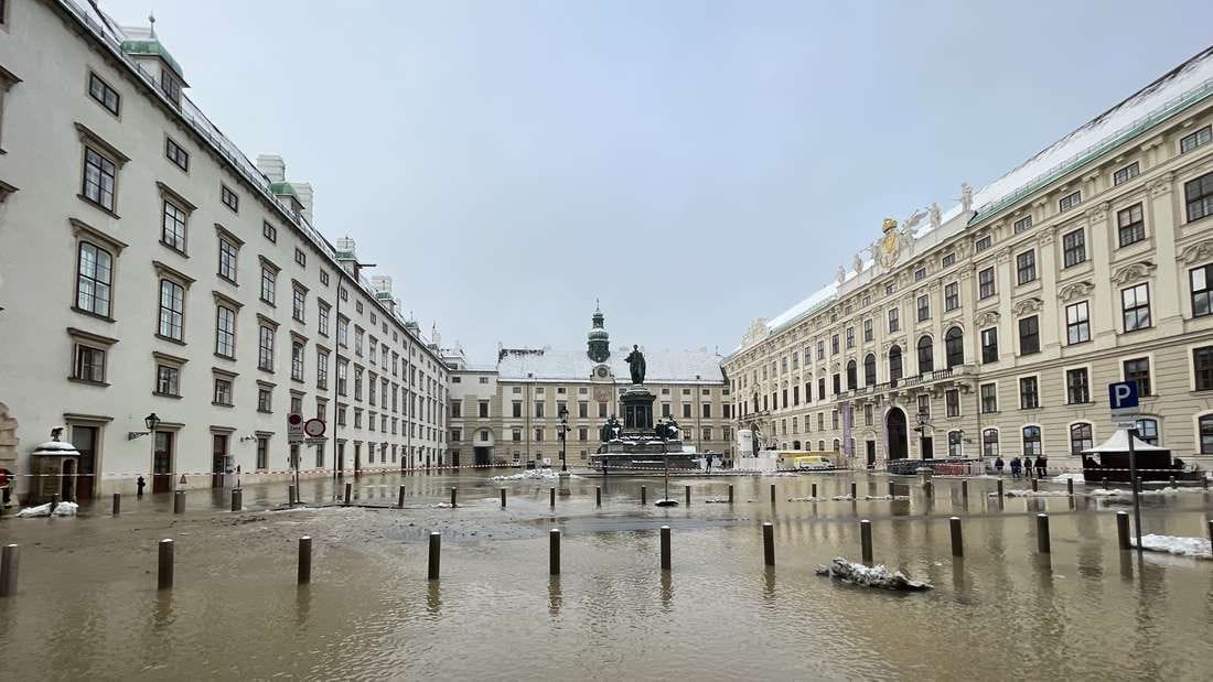 Der überschwemmte Innenhof der Wiener Hofburg: Das Ausmaß des Schadens ist noch unklar.