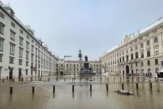Der überschwemmte Innenhof der Wiener Hofburg: Das Ausmaß des Schadens ist noch unklar.