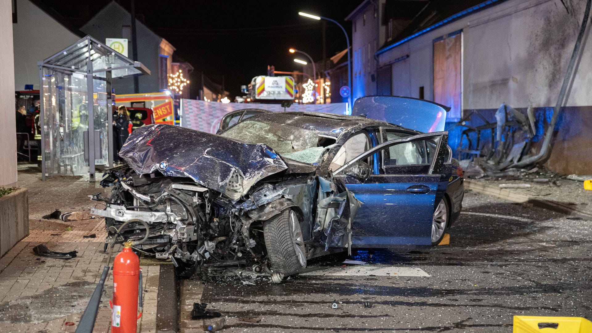 gegen 17:10 kam es auf der Provinzialstraße in Niederkassel zu einem tödlichen Verkehrsunfall. Nach ersten Erkenntnissen befuhr ein BMW 5er die Provinzialstraße in Richtung des Rheins. Kurz hinter der Meindorfer Straße kam das Fahrzeug nach links von der Fahrbahn ab und krachte in eine Bushaltestelle. Hierbei wurde ein 14-jähriger Junge erfasst und auf die Fahrbahn geschleudert. Auch der BMW schleuderte zurück auf die Fahrbahn und kam am rechten Fahrbanrand zum Stehen. Für den Jugendlichen kam jede Hilfe zu spät, er verstarb noch an der Unfallstelle. Der BMW-Fahrer (51) erlitt schwere, die beiden Mitfahrer, eine Frau und ein Kind leichte Verletzungen. Aktuell sichert das Verkehrsunfallaufnahmeteam (VU-Team) der Polizei Köln die Spuren an der Unfallstelle.