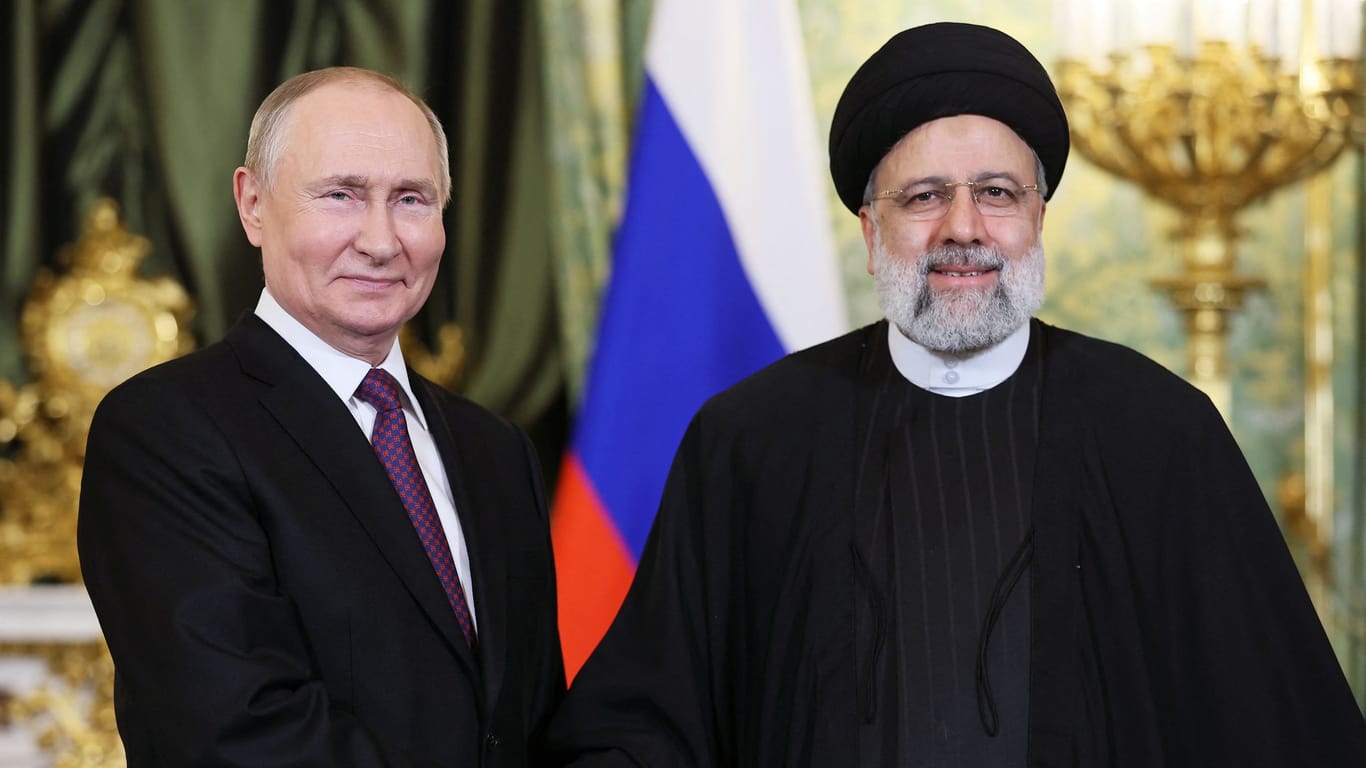 Russlands Präsident Wladimir Putin begrüßt Ebrahim Raisi, den Präsidenten des islamischen Regimes im Iran: Die beiden Regime sind enge Verbündete.
