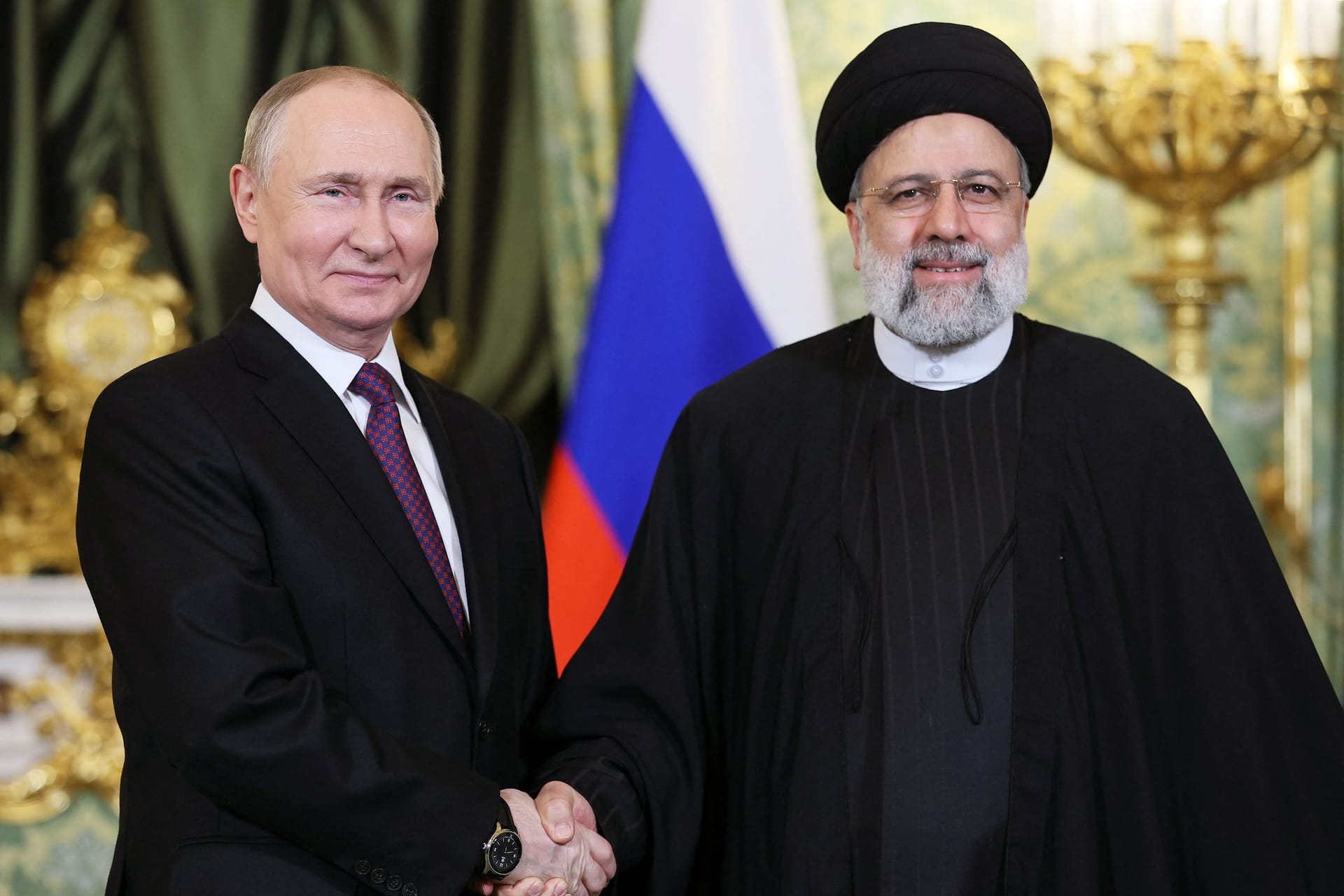 Russlands Präsident Wladimir Putin begrüßt Ebrahim Raisi, den Präsidenten des islamischen Regimes im Iran: Die beiden Regime sind enge Verbündete.