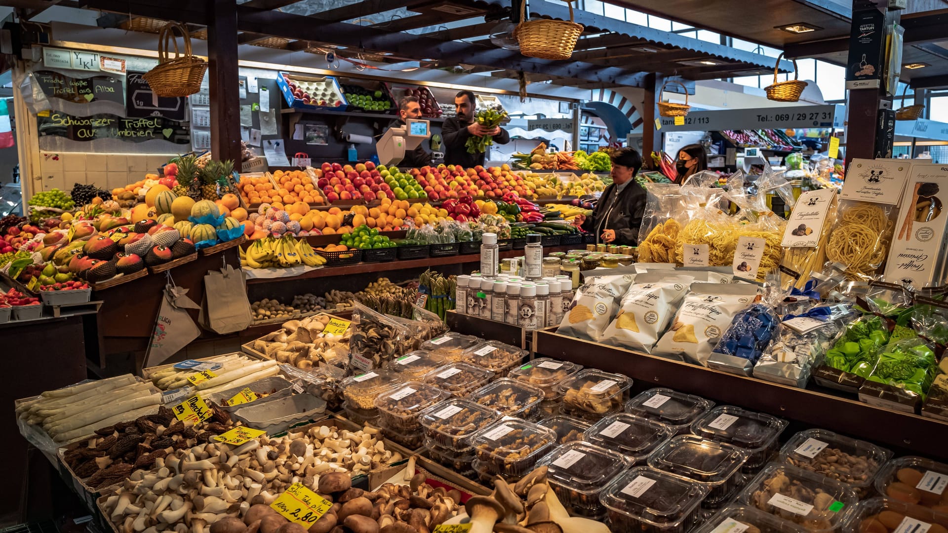 An den zahlreichen Ständen der Kleinmarkthalle gibt es viel zu entdecken.