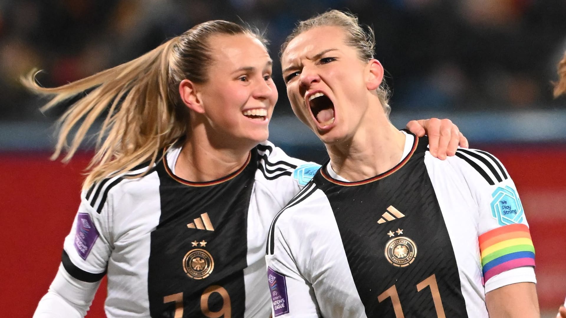 Alexandra Popp (re.) traf zum 1:0 für Deutschland.