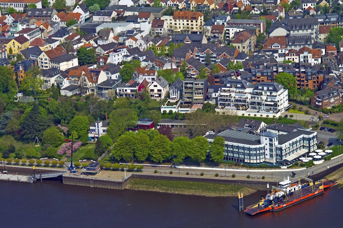 Luftbild von der Vegesacker Altstadt mit Strandlust (Archivfoto): Der Betreiber des traditionsreichen Hotels musste 2020 Insolvenz anmelden.