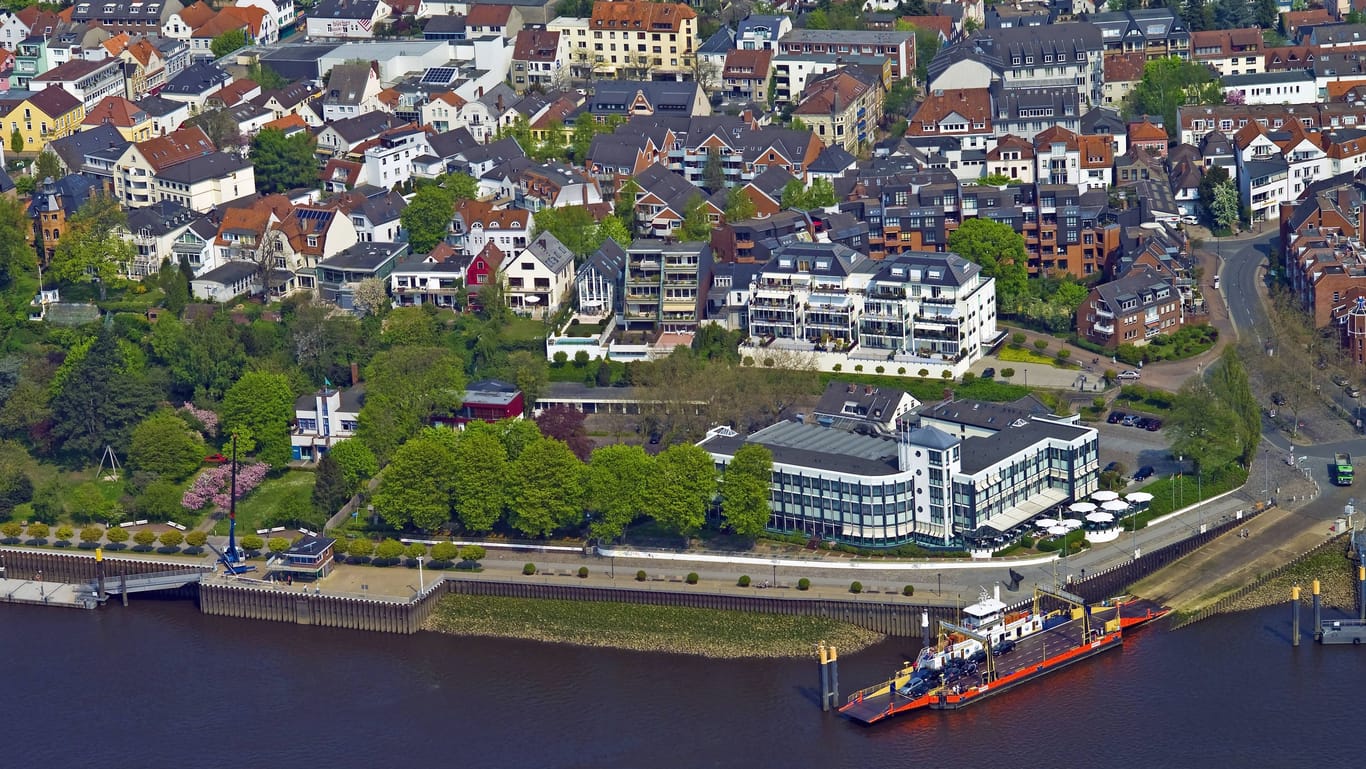 Luftbild von der Vegesacker Altstadt mit "Strandlust" (Archivfoto): Das Gebäudeensemble liegt direkt an der Weserpromenade.