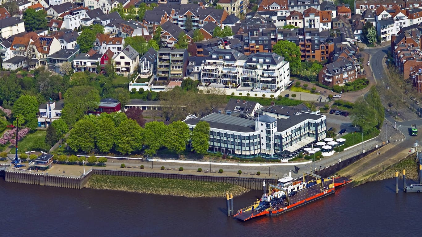 Luftbild von der Vegesacker Altstadt mit Strandlust (Archivfoto): Der Betreiber des traditionsreichen Hotels musste 2020 Insolvenz anmelden.