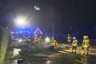 Einsatzkräfte der Feuerwehr in Castrop-Rauxel: Mit Motorsägen zerkleinerten sie einen umgestürzten Baum.
