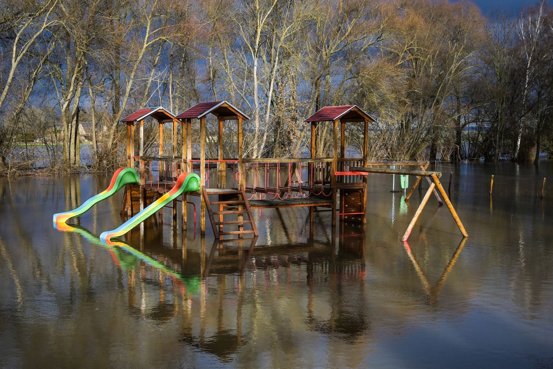 Spielgeräte auf dem Spielplatz Mönchpfiffel-Nikolausrieth in Thüringen stehen im Hochwasser. Die Hochwasserlage an der Helme und am Stausee Kelbra bleibt angespannt.