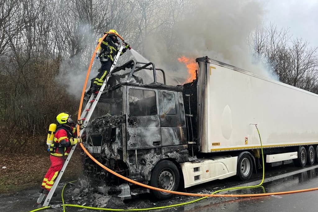 Voller Einsatz der Rettungskräfte auf der A3: Hier hat ein Lkw Feuer gefangen