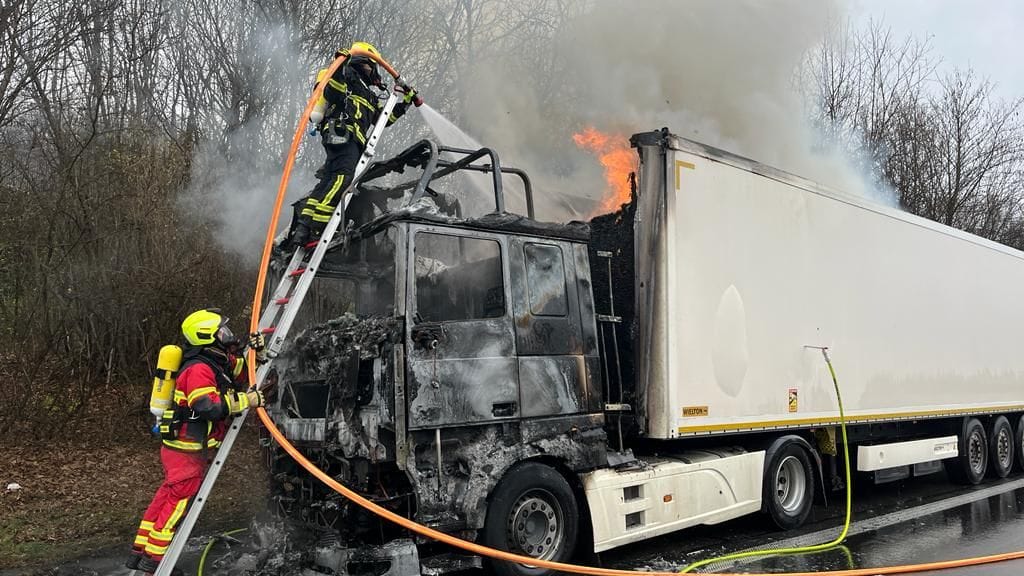 Voller Einsatz der Rettungskräfte auf der A3: Hier hat ein Lkw Feuer gefangen