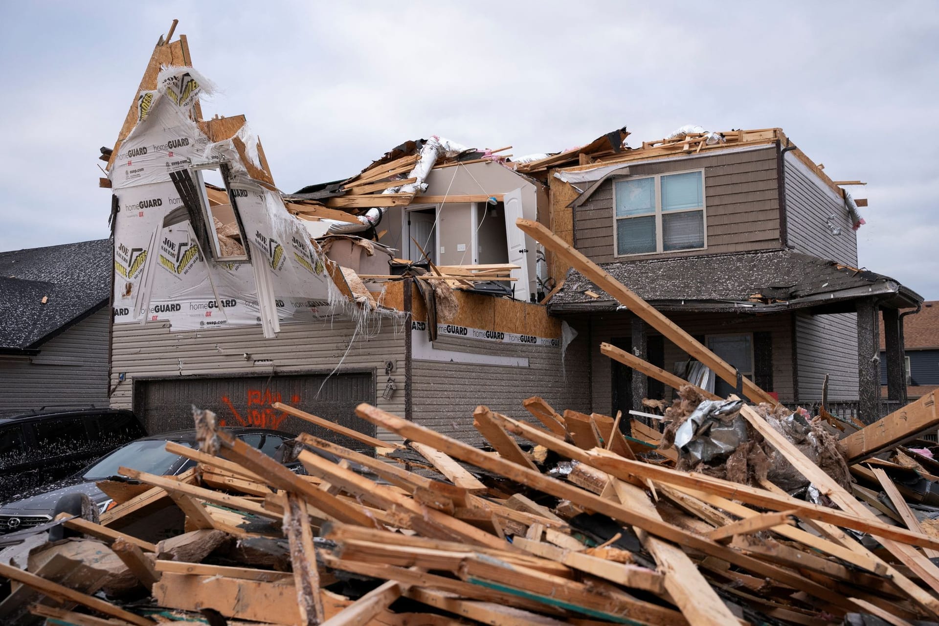 Ein zerstörtes Haus nach dem Tornado in Tennessee (Archivbild): Der kleine Junge überlebte wie durch ein Wunder.