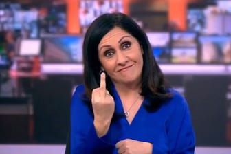 Die Geste sorgte für viel Gelächter und bei einigen für große Empörung: BBC-Chefmoderatorin Maryam Moshiri entschuldigte sich.