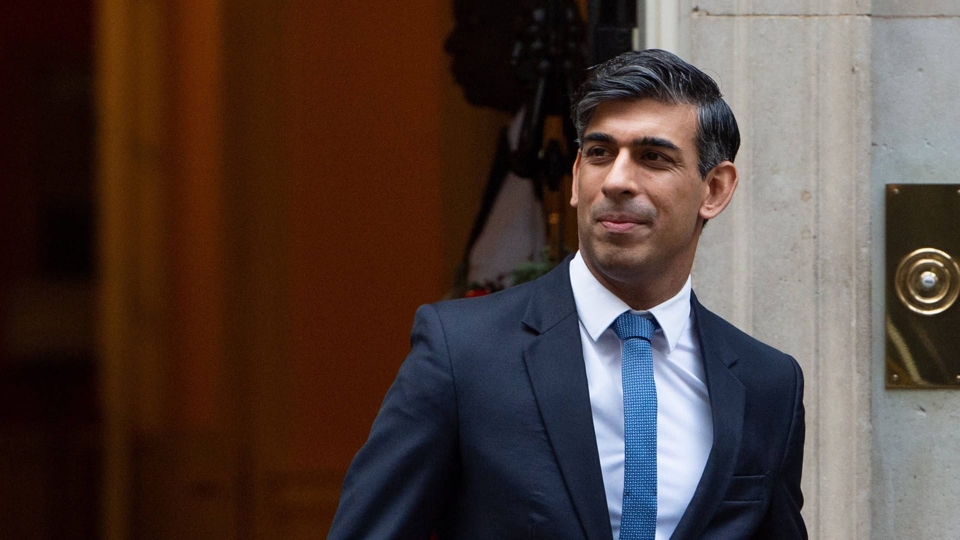 Der britische Premierminister Rishi Sunak vor seinem Amtssitz in der Downing Street Nummer 10 in London: Seine konservative Partei der Tories ist stark zerstritten.