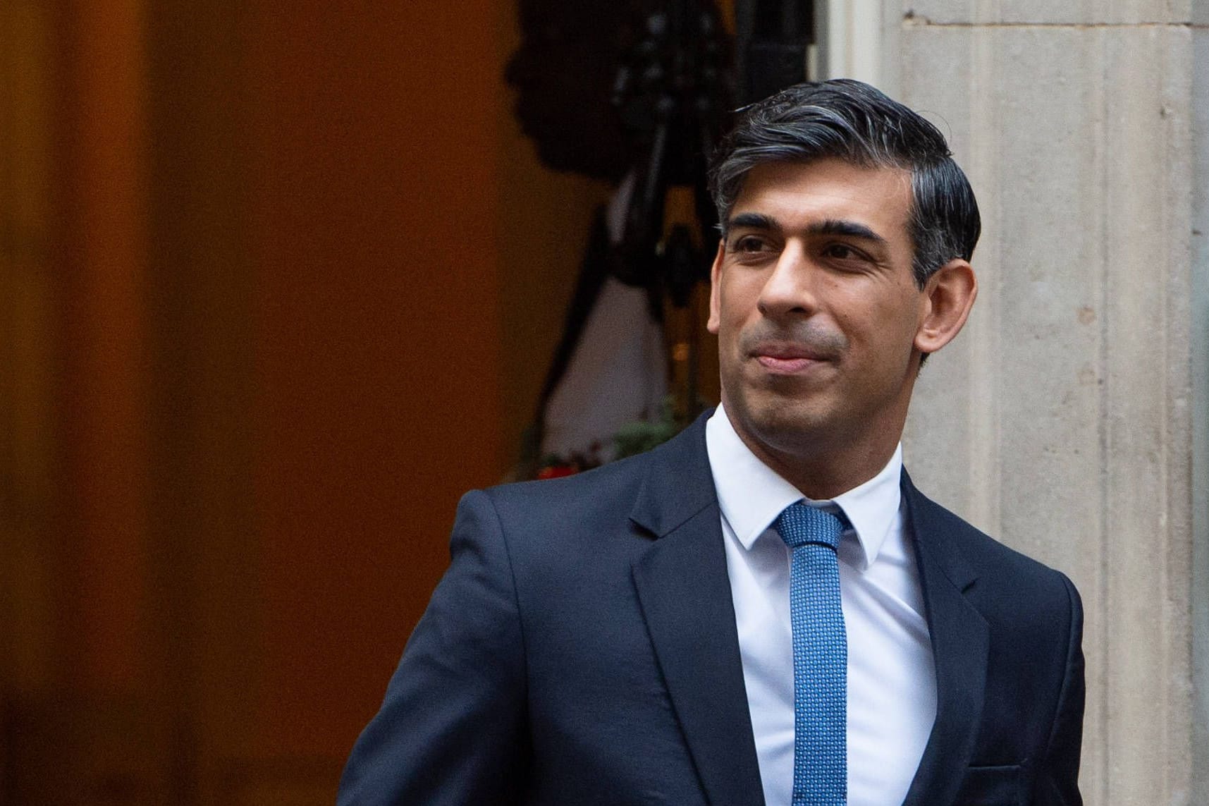 Der britische Premierminister Rishi Sunak vor seinem Amtssitz in der Downing Street Nummer 10 in London: Seine konservative Partei der Tories ist stark zerstritten.