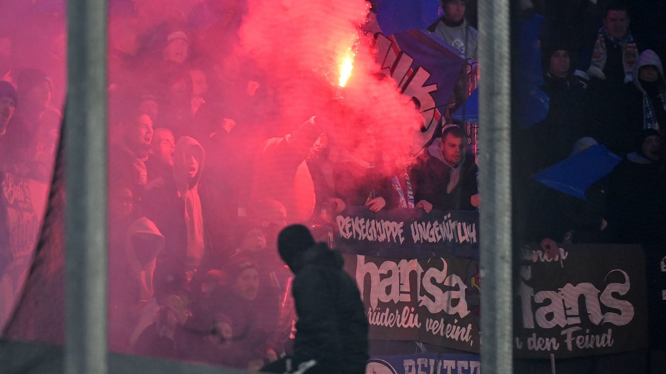 Pyrotechnik im Hansa-Block: Die Rostock-Fans sorgten bei der Zweitliga-Partie in Paderborn für Krawalle.