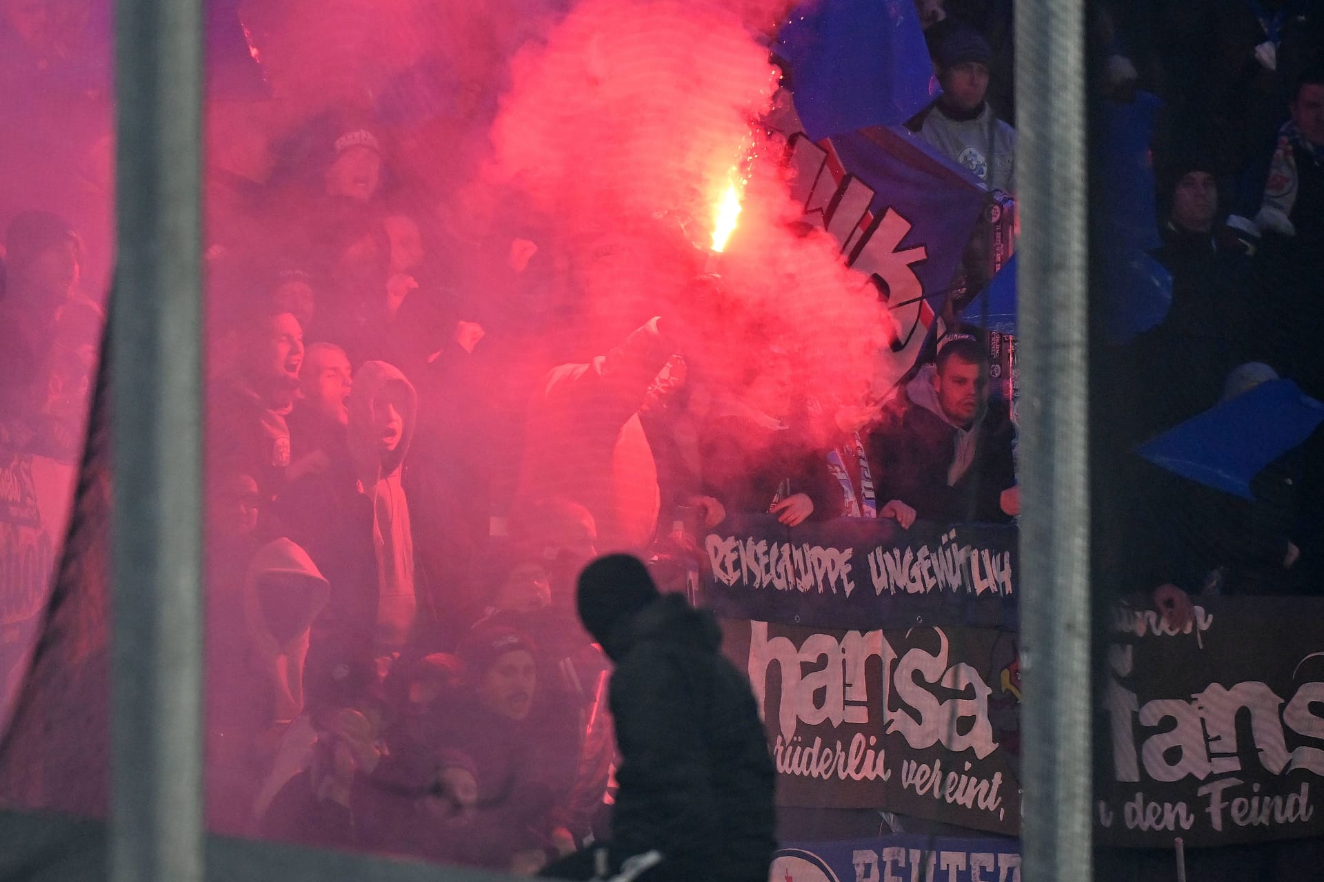 Pyrotechnik im Hansa-Block: Die Rostock-Fans sorgten bei der Zweitliga-Partie in Paderborn für Krawalle.