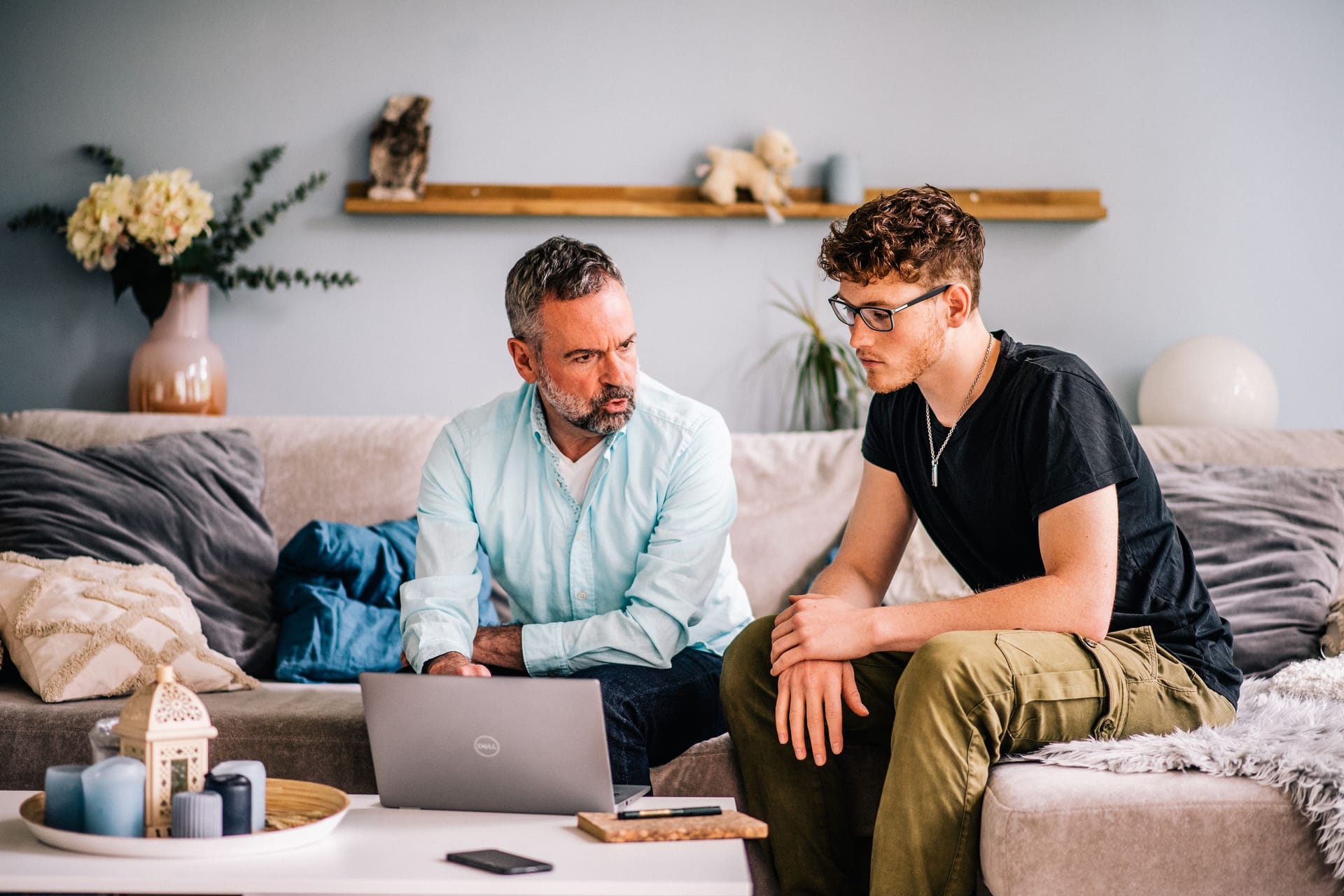 Vater und Sohn erledigen Finanzen (Symbolbild): Den Freistellungsauftrag können Sie über mehrere Banken und Depotanbieter verteilen.