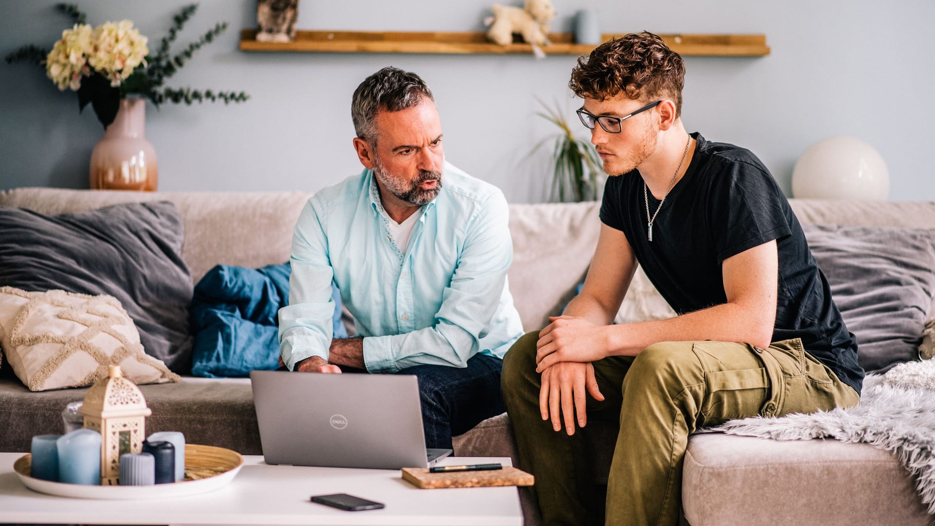 Vater und Sohn erledigen Finanzen (Symbolbild): Den Freistellungsauftrag können Sie über mehrere Banken und Depotanbieter verteilen.