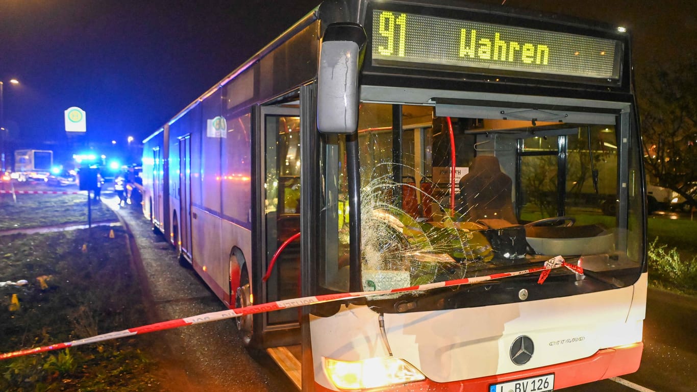 Der verunfallte Bus: Nach einem schweren Crash ist ein Fußgänger in der Klinik seinen Verletzungen erlegen.