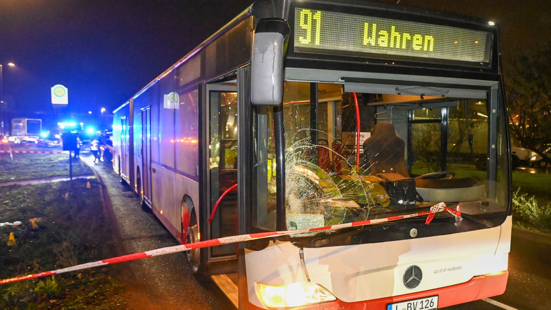 Der verunfallte Bus: Nach einem schweren Crash ist ein Fußgänger in der Klinik seinen Verletzungen erlegen. Der verunfallte Bus: Nach einem schweren Crash ist ein Fußgänger in der Klinik seinen Verletzungen erlegen.
