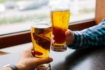 Bier trinken: Wissenschaftlern zufolge können bestimmte Inhaltsstoffe antiviral wirken.