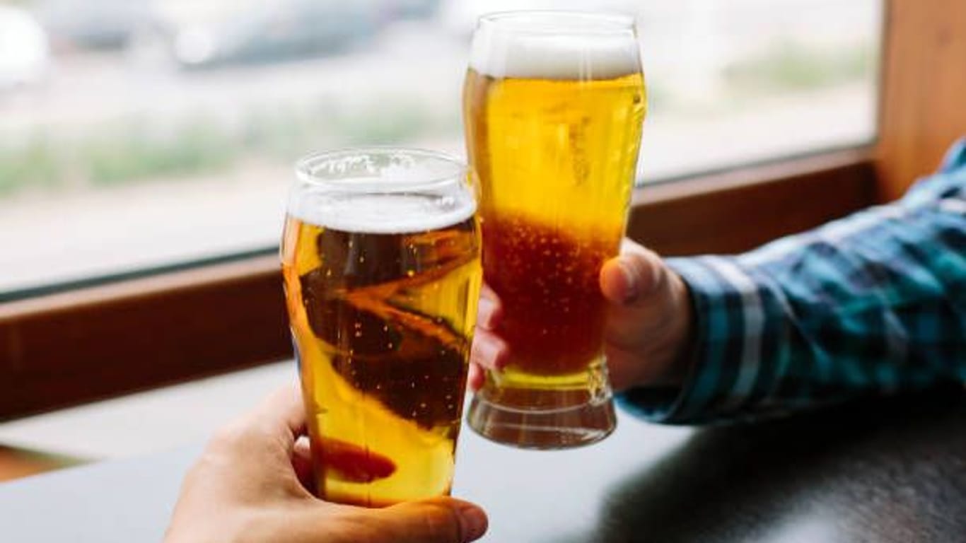 Bier trinken: Wissenschaftlern zufolge können bestimmte Inhaltsstoffe antiviral wirken.