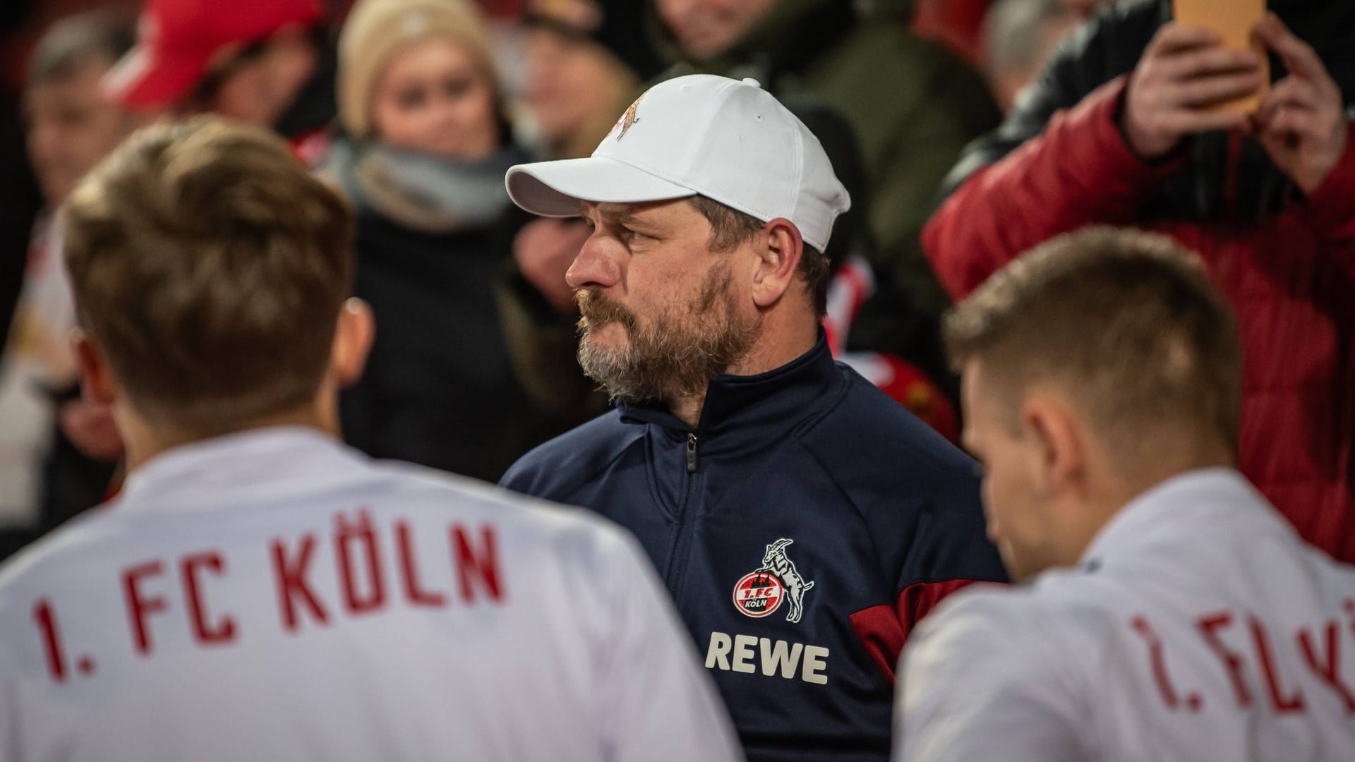 Steffen Baumgart mit seinen Spielern am Abend beim Spiel gegen Union: Bittere Mienen.