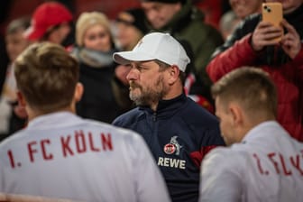 Steffen Baumgart mit seinen Spielern am Abend beim Spiel gegen Union: Bittere Mienen.