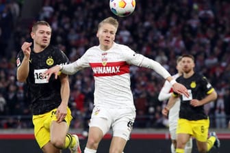 Julian Ryerson und Chris Führich (am Ball): Der BVB gastiert am Mittwochabend in Stuttgart.