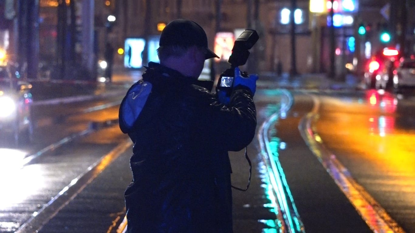 Ein Polizeibeamter schießt Fotos: Warum es zu dem Einsatz kam, ist unklar.