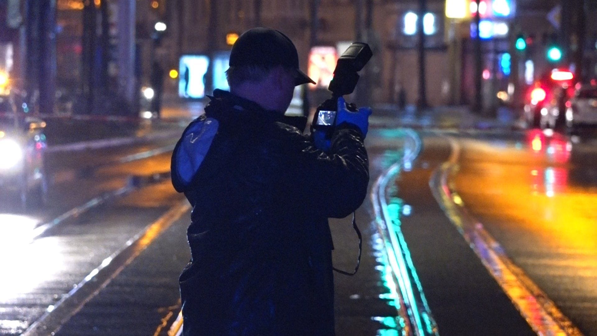 Ein Polizeibeamter schießt Fotos: Warum es zu dem Einsatz kam, ist unklar. Ein Polizeibeamter schießt Fotos: Warum es zu dem Einsatz kam, ist unklar.