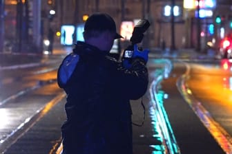 Ein Polizeibeamter schießt Fotos: Warum es zu dem Einsatz kam, ist unklar.