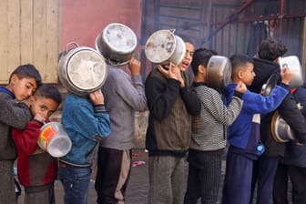 Kinder stehen an einer Essensausgabe im Gazastreifen (Archivbild): Die UN will mehr Hilfslieferungen für die Zivilisten in dem palästinensisch bewohnten Küstenstreifen organisieren.