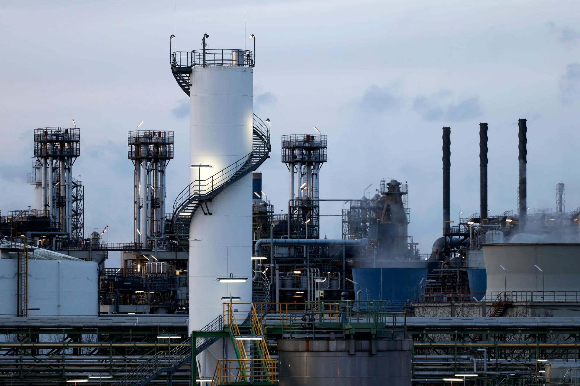 Industrieanlagen in Köln (Archivbild): Nach der Veröffentlichung neuer Zahlen steht Deutschland Volkswirtschaft besser dar als die von Japan.