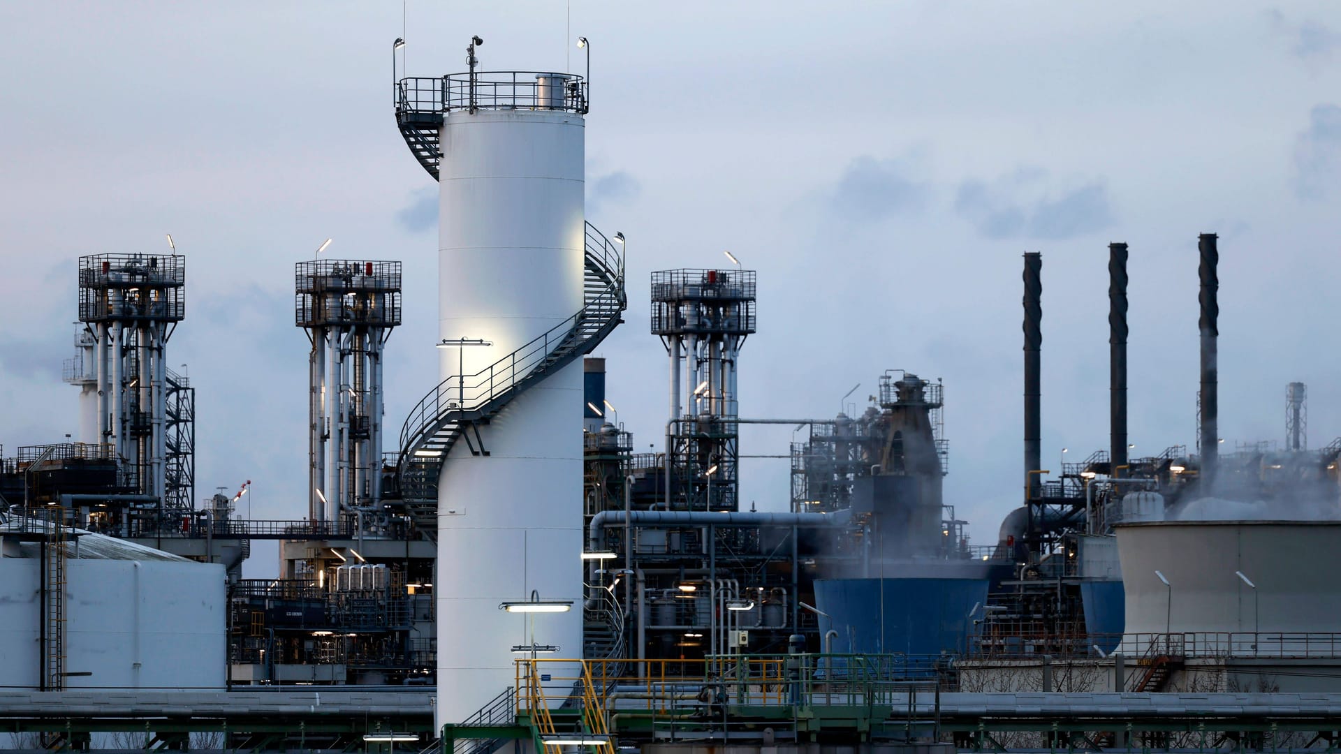 Industrieanlagen in Köln (Archivbild): Nach der Veröffentlichung neuer Zahlen steht Deutschland Volkswirtschaft besser dar als die von Japan.