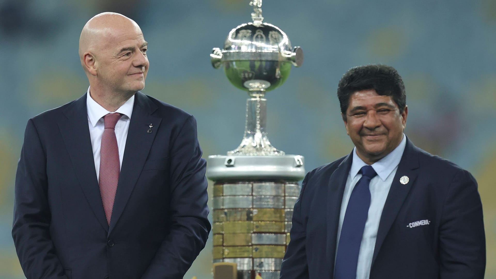 Ednaldo Rodrigues (r.) neben Gianni Infantino.